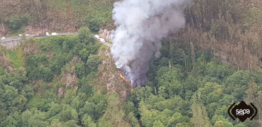 Un conductor muere al caer con su camión por una ladera en Villayón e incendiarse la cabina del vehículo. Un conductor muere al caer con su camión por una ladera en Villayón e incendiarse la cabina del vehículo.