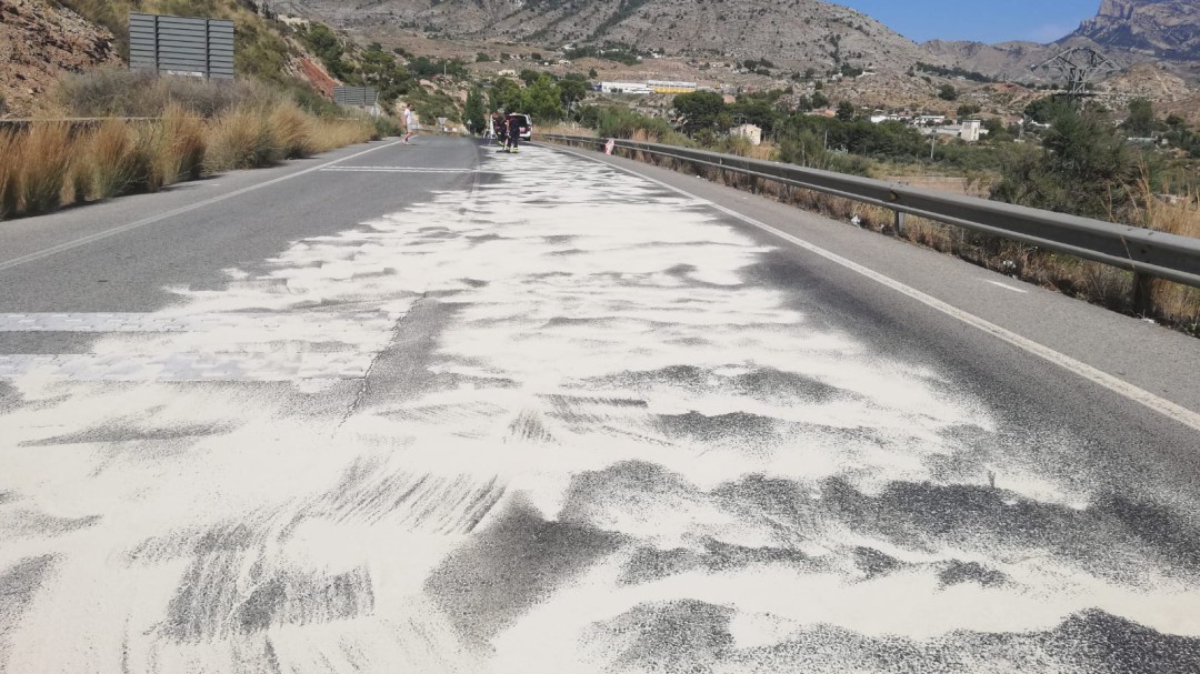 La Policía Local de Elda evita incidentes tras el derramamiento de una gran mancha de aceite