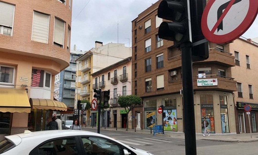 Los semáforos de l'Avinguda de València y las calles Magistrat Català y Alfaro,en Gandia, se han vuelto a averiar. Los semáforos de l'Avinguda de València y las calles Magistrat Català y Alfaro,en Gandia, se han vuelto a averiar.