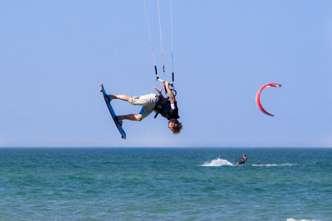 Práctica del Kitesurf en las costas de la comarca de la Safor. Práctica del Kitesurf en las costas de la comarca de la Safor.