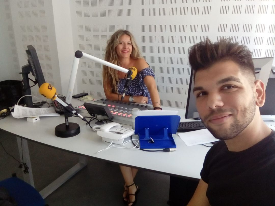 El artista onubense Joanvi Cortés en directo con Ana Gil de la SER El artista onubense Joanvi Cortés en directo con Ana Gil de la SER