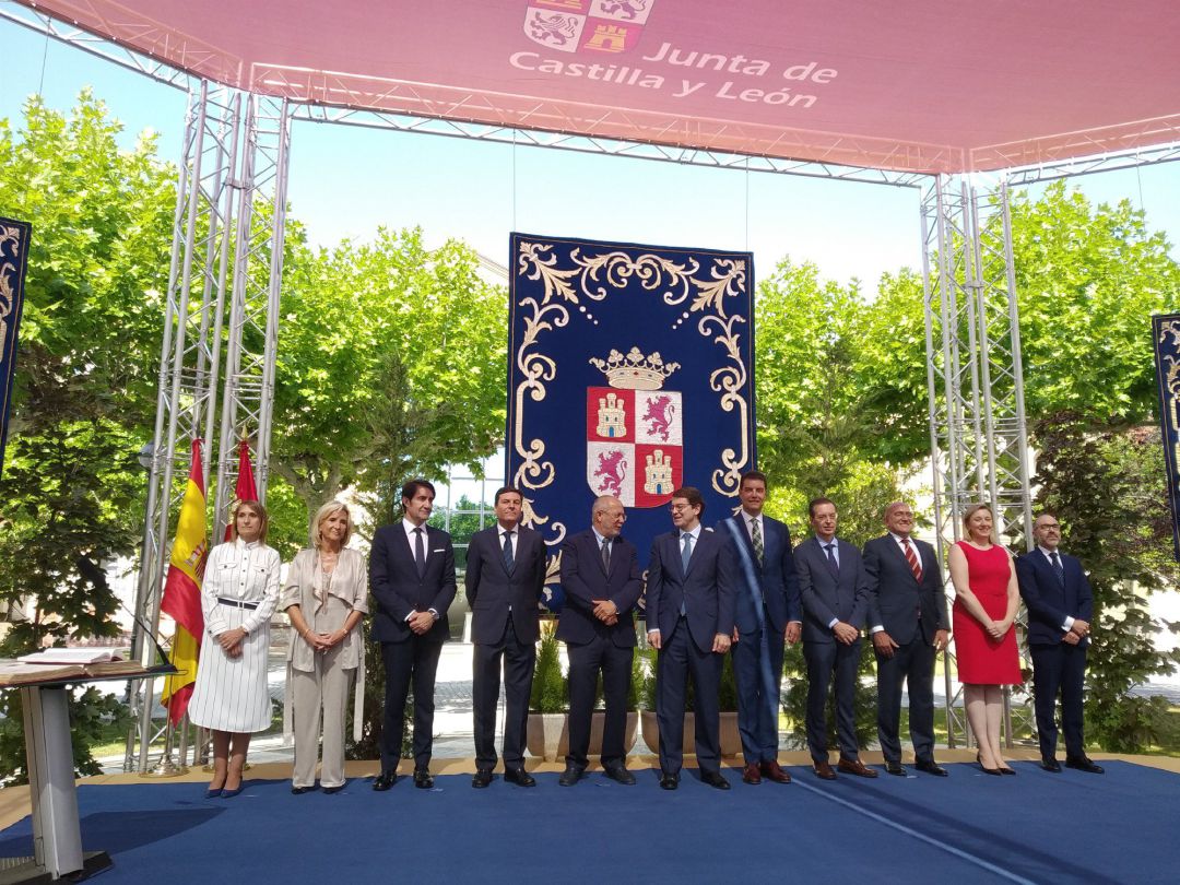 Foto de familia del nuevo Gobierno de la Junta de Castilla y León. Foto de familia del nuevo Gobierno de la Junta de Castilla y León.