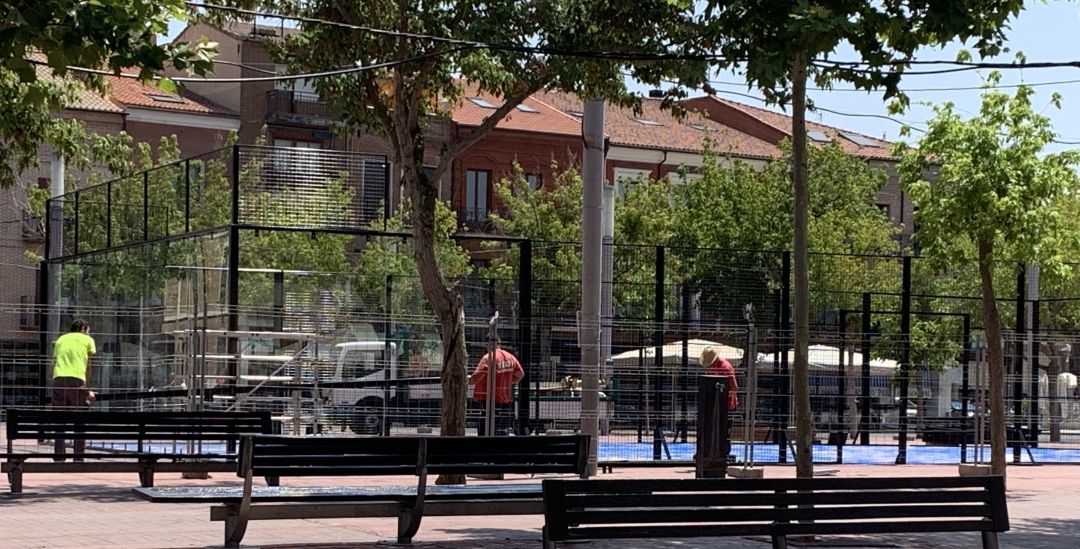 La instalación de la pista de pádel va a buen ritmo en la Plaza Mayor La instalación de la pista de pádel va a buen ritmo en la Plaza Mayor