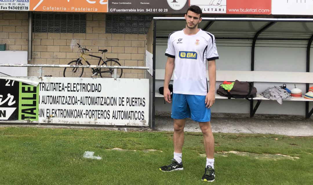 Xabi Cardenas posa con la camiseta del Real Unión sobre el césped del Stadium Gal Xabi Cardenas posa con la camiseta del Real Unión sobre el césped del Stadium Gal