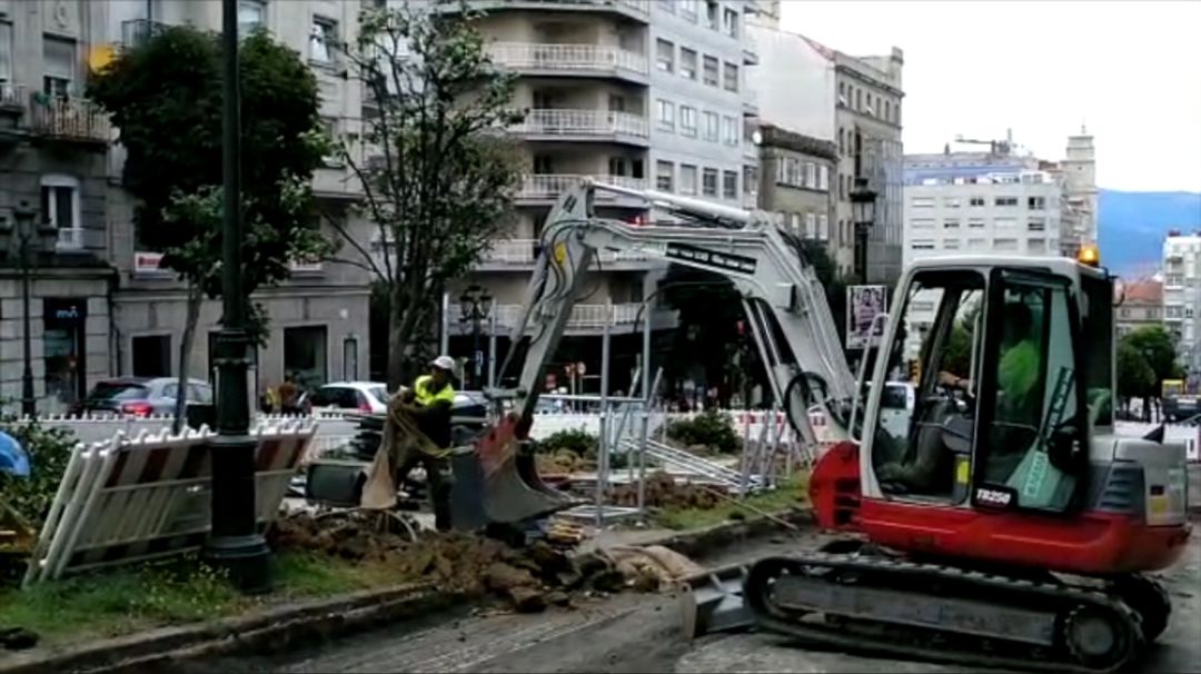 Una pala se afana en levantar un árbol del boulevard de la Gran Vía Una pala se afana en levantar un árbol del boulevard de la Gran Vía