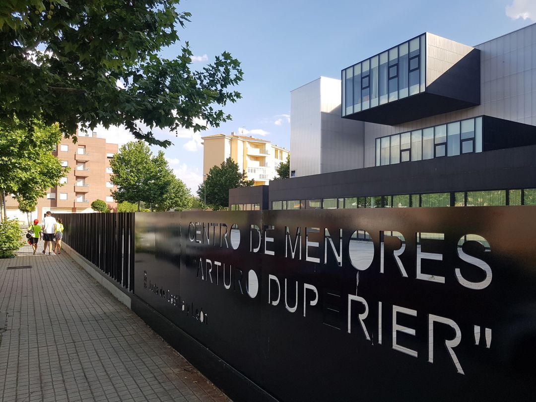 Edificio que acogería, según CC.OO, tanto a estudiantes como a alberguistas y menores Edificio que acogería, según CC.OO, tanto a estudiantes como a alberguistas y menores