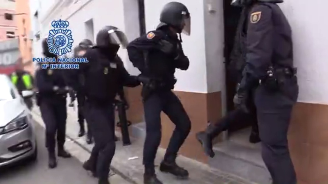 La Policía desarticula dos grupos de estafadores por internet entre los que había 12 menores de edad