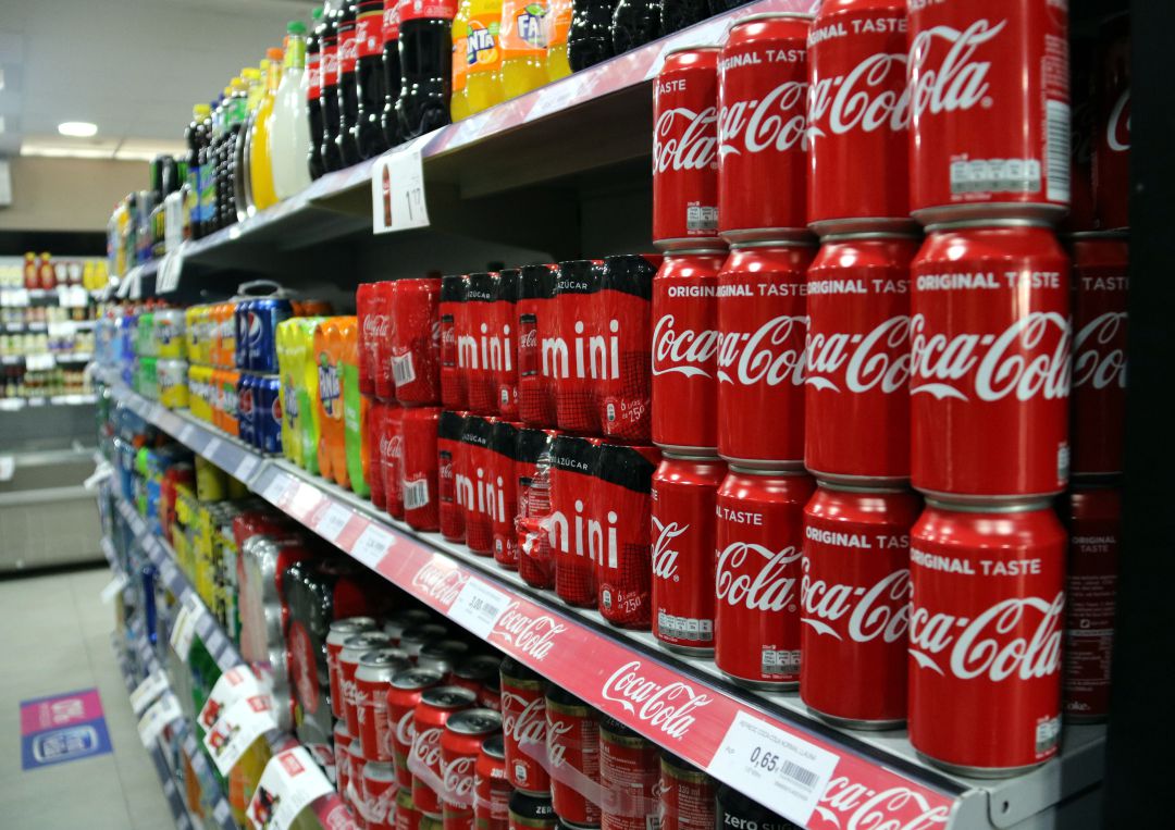 Imagen de archivo de las estanterías con bebidas azucaradas de un supermercado Imagen de archivo de las estanterías con bebidas azucaradas de un supermercado