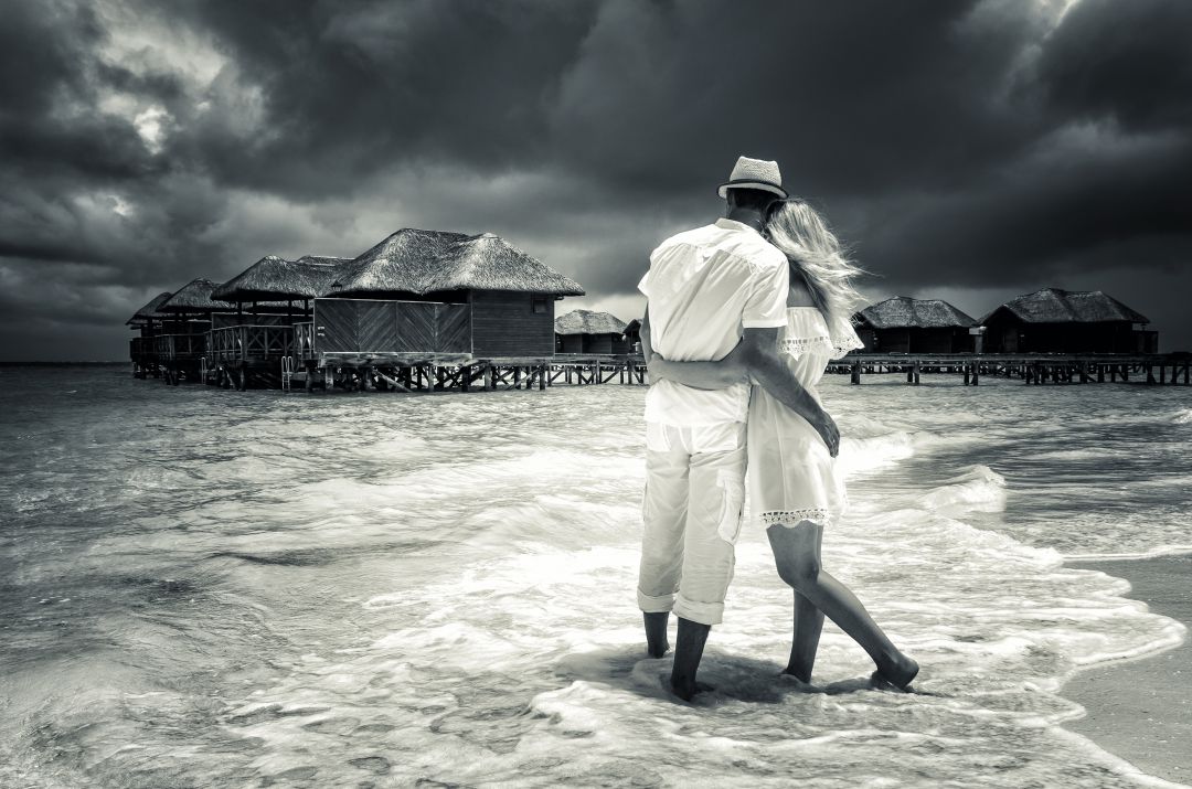 Una pareja avistando una tormenta de verano Una pareja avistando una tormenta de verano