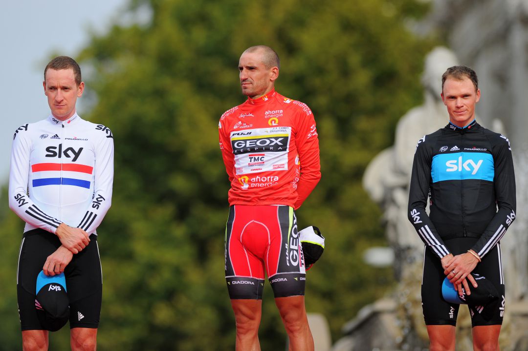 Bradley Wiggins y Chris Froome secundan a Juanjo Cobo en el podio de La Vuelta 2011. Bradley Wiggins y Chris Froome secundan a Juanjo Cobo en el podio de La Vuelta 2011.