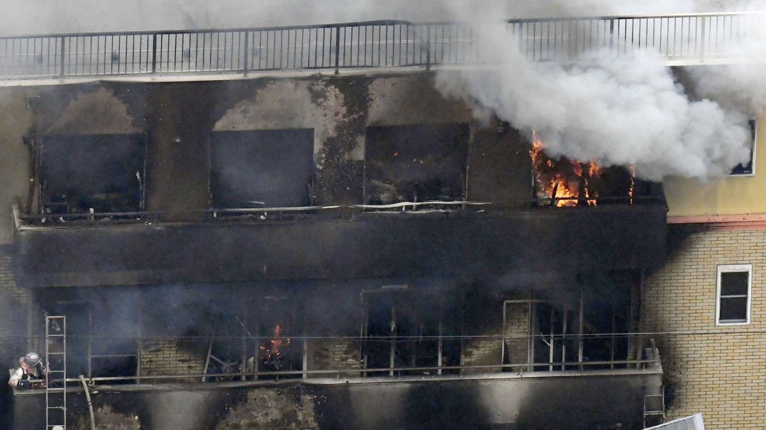Al menos 33 muertos y decenas de heridos por incendio provocado en Japón