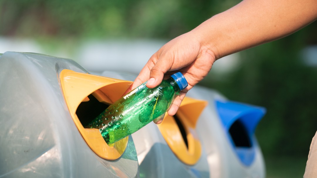 Lleva al contenedor amarillo las malditas botellas del retito del "Bottle Cup Challenge"