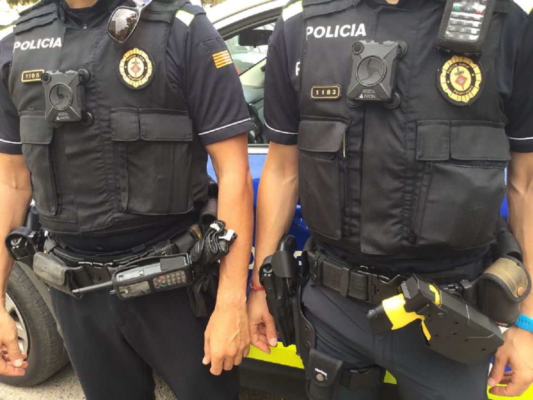 Agents de Policia a Palafrugell amb la pistola Taser i càmeres de vigilància Agents de Policia a Palafrugell amb la pistola Taser i càmeres de vigilància