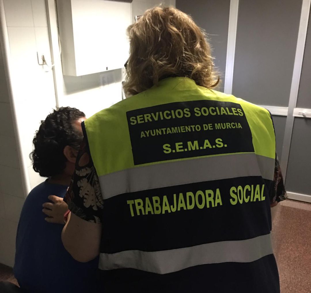 El SEMAS rescata a un hombre con problemas psiquiátricos que llevaba tres días desorientado en el aeropuerto de Corvera El SEMAS rescata a un hombre con problemas psiquiátricos que llevaba tres días desorientado en el aeropuerto de Corvera