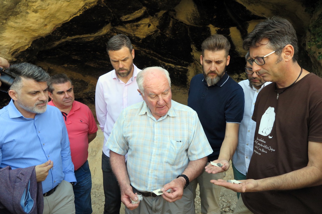 El director de las excavaciones, Michael Walker, junto al alcalde de Caravaca, José Francisco García, observando algunos de los restos hallados en la Cueva Negra El director de las excavaciones, Michael Walker, junto al alcalde de Caravaca, José Francisco García, observando algunos de los restos hallados en la Cueva Negra