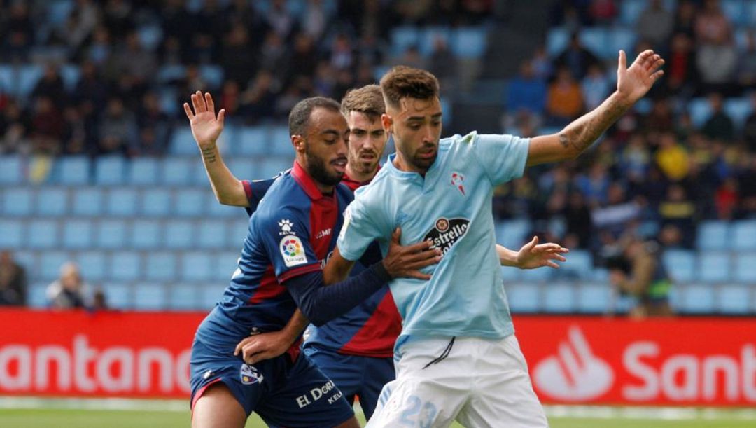 Brais Méndez pugnando por un balón con Akapo en el Celta-Huesca de la pasada temporada. Brais Méndez pugnando por un balón con Akapo en el Celta-Huesca de la pasada temporada.