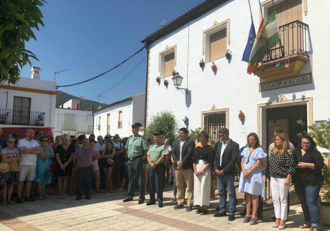Cortes de la Frontera muestra su repulsa por el asesinato machista de Elena