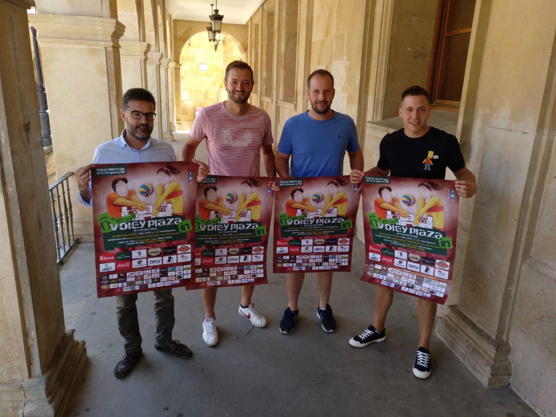 De izquierda a derecha: Eduardo Munilla (Caja Rural), Manuel Salvador (Concejal de Deportes), Daniel González y Álvaro Hernández (Organización). De izquierda a derecha: Eduardo Munilla (Caja Rural), Manuel Salvador (Concejal de Deportes), Daniel González y Álvaro Hernández (Organización).