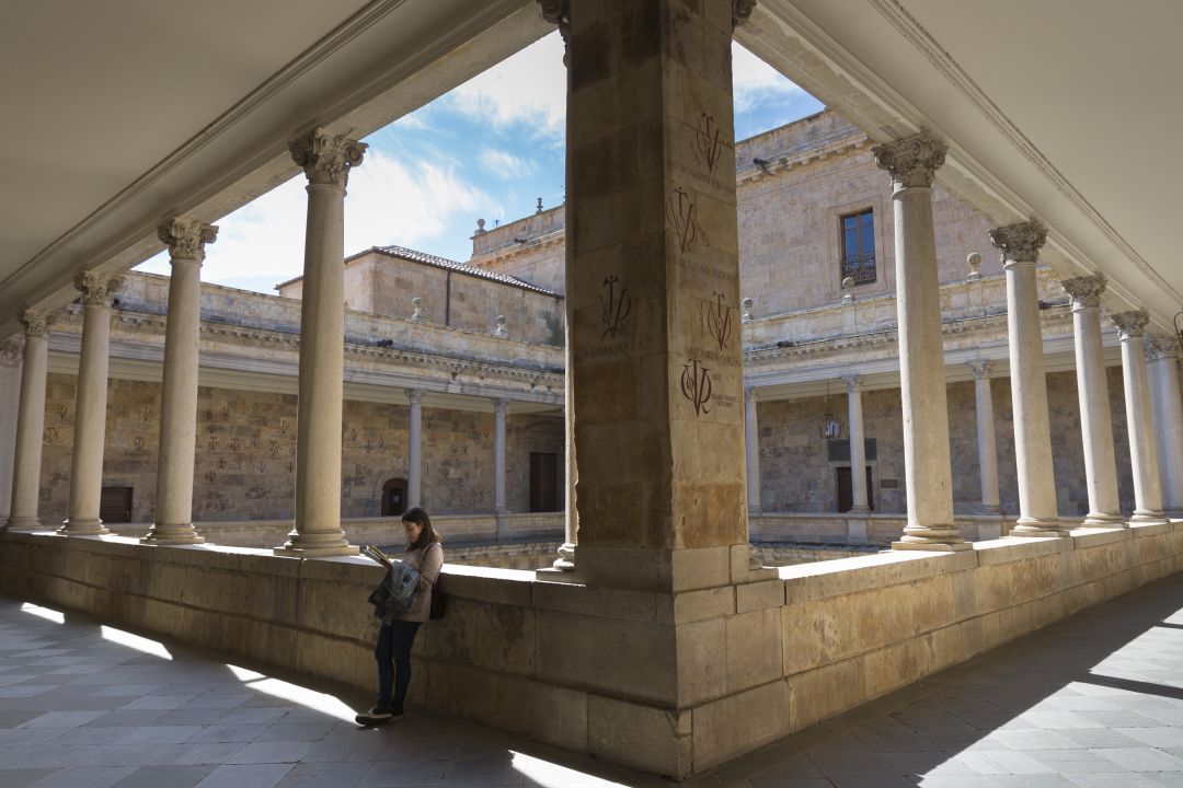 Una estudiante lee en el interior de la Facultad de Filología de la Universidad de Salamanca, una de las ciudades afectadas por la "fuga" de los jóvenes con estudios. Una estudiante lee en el interior de la Facultad de Filología de la Universidad de Salamanca, una de las ciudades afectadas por la "fuga" de los jóvenes con estudios.