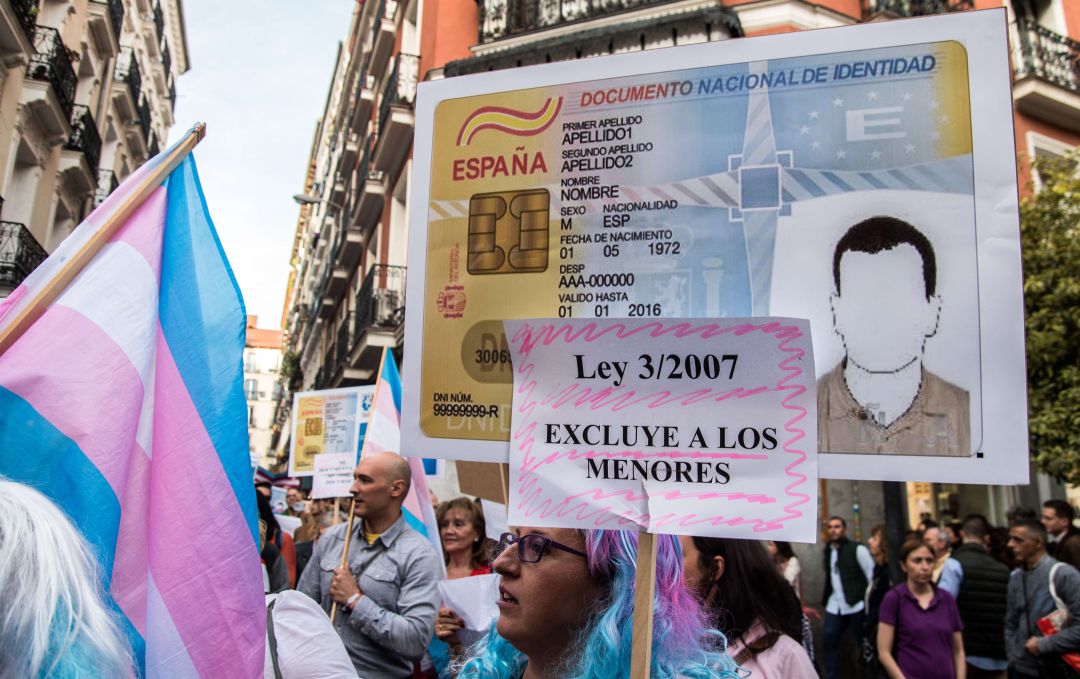 Manifestación para reivindicar los derechos de los menores trans. Manifestación para reivindicar los derechos de los menores trans.