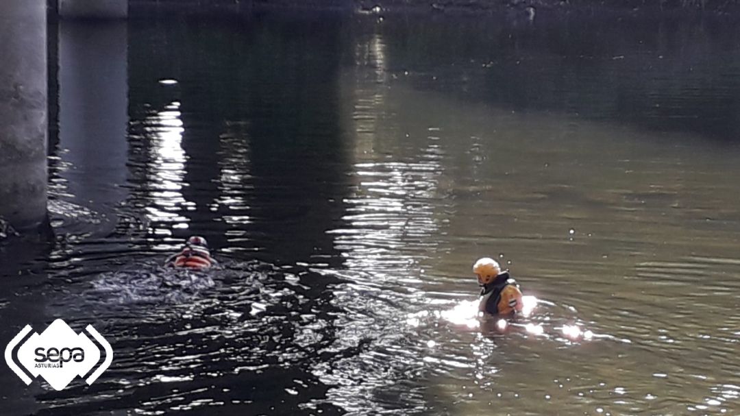 Labores de búsqueda del joven desaparecido mientras se bañaba en el río Nalón a su paso por Pravia. Labores de búsqueda del joven desaparecido mientras se bañaba en el río Nalón a su paso por Pravia.