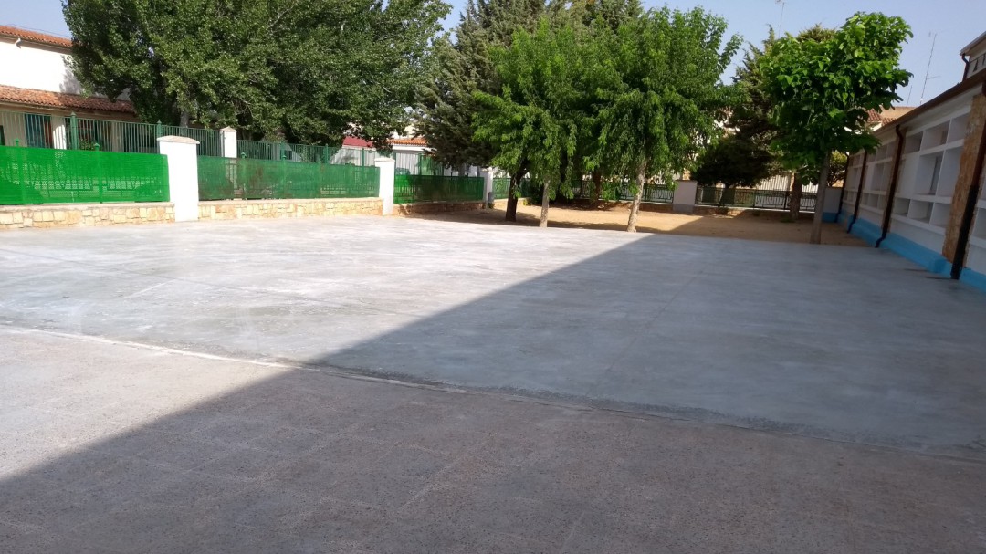 Los alumnos de infantil del CEIP San Clemente disfrutarán de un patio de juegos renovado