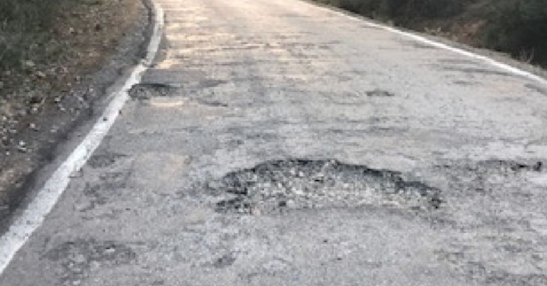 Generalitat y Diputación deben decidir quién repara la carretera de Miravet de Cabanes Generalitat y Diputación deben decidir quién repara la carretera de Miravet de Cabanes
