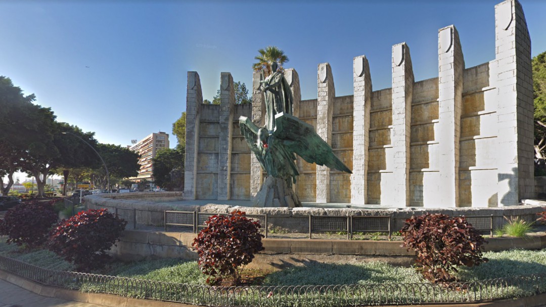 Exigen al Ayuntamiento de Santa Cruz la retirada del monumento a Franco