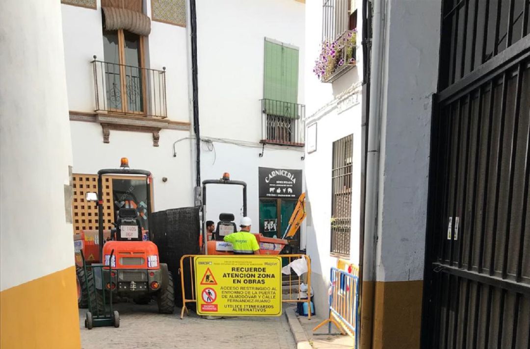 Obras en la Puerta de Almodóvar Obras en la Puerta de Almodóvar