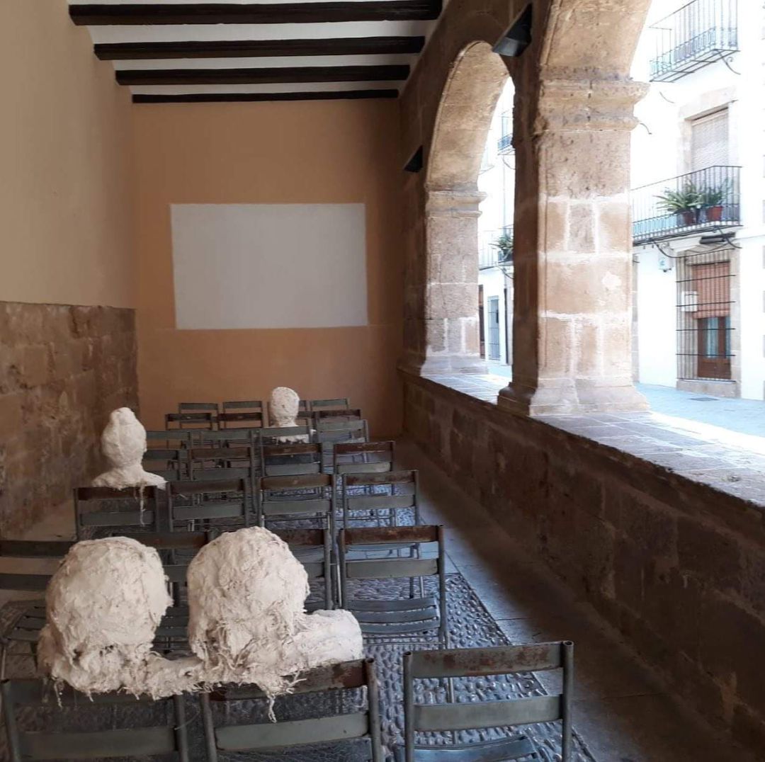 La exposición 'Cent cadires al ras' en la Llotja de Benissa. La exposición 'Cent cadires al ras' en la Llotja de Benissa.