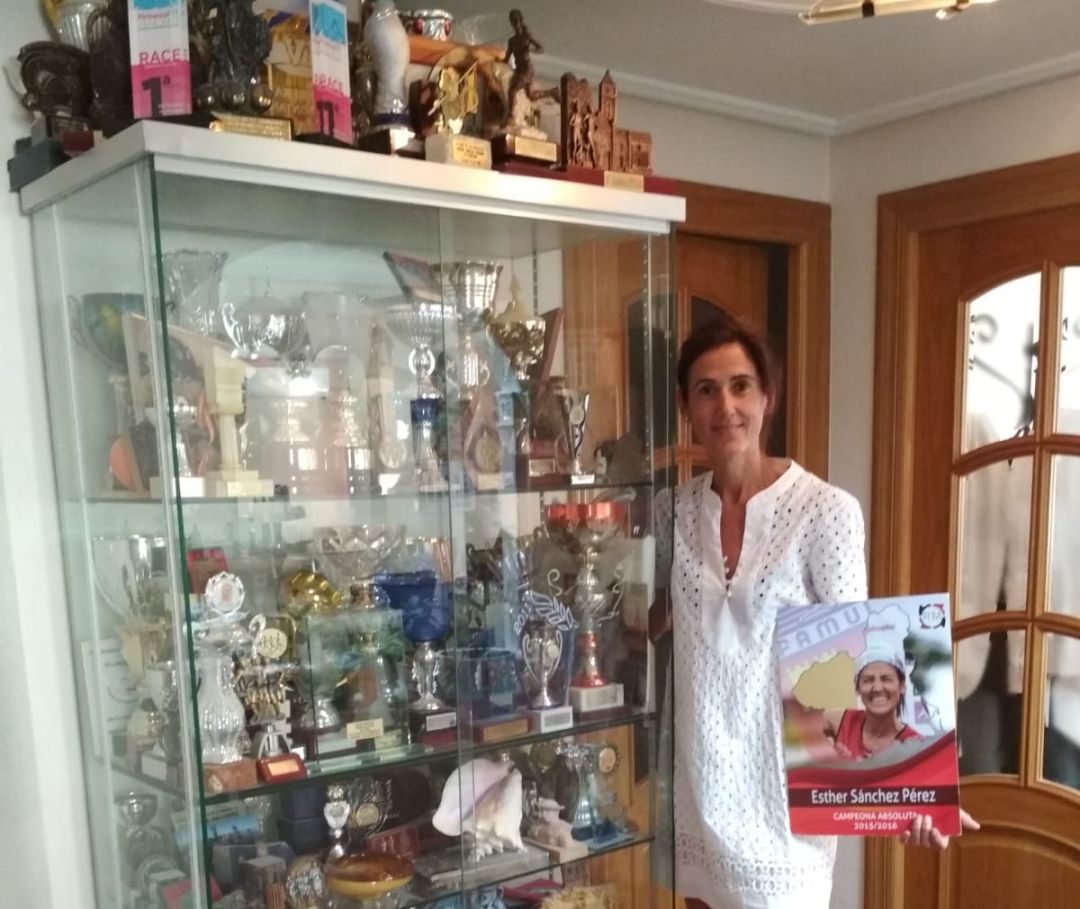 Esther Sánchez junto a sus trofeos en la peluquería Esther Sánchez junto a sus trofeos en la peluquería