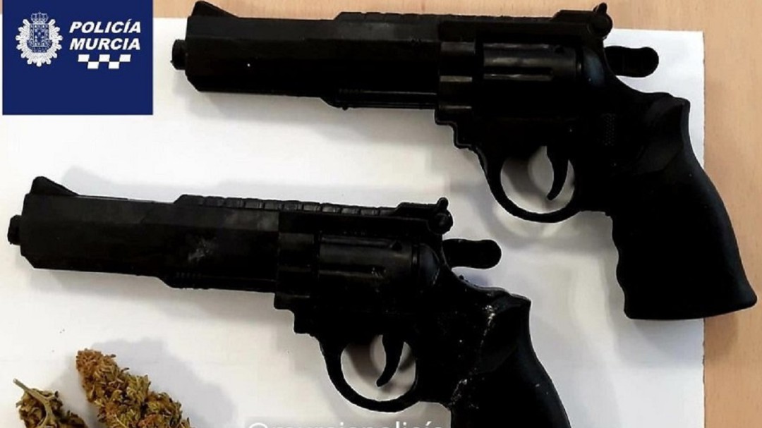 Detenidos dos jóvenes por apuntar con pistolas falsas a los conductores en Alquerías