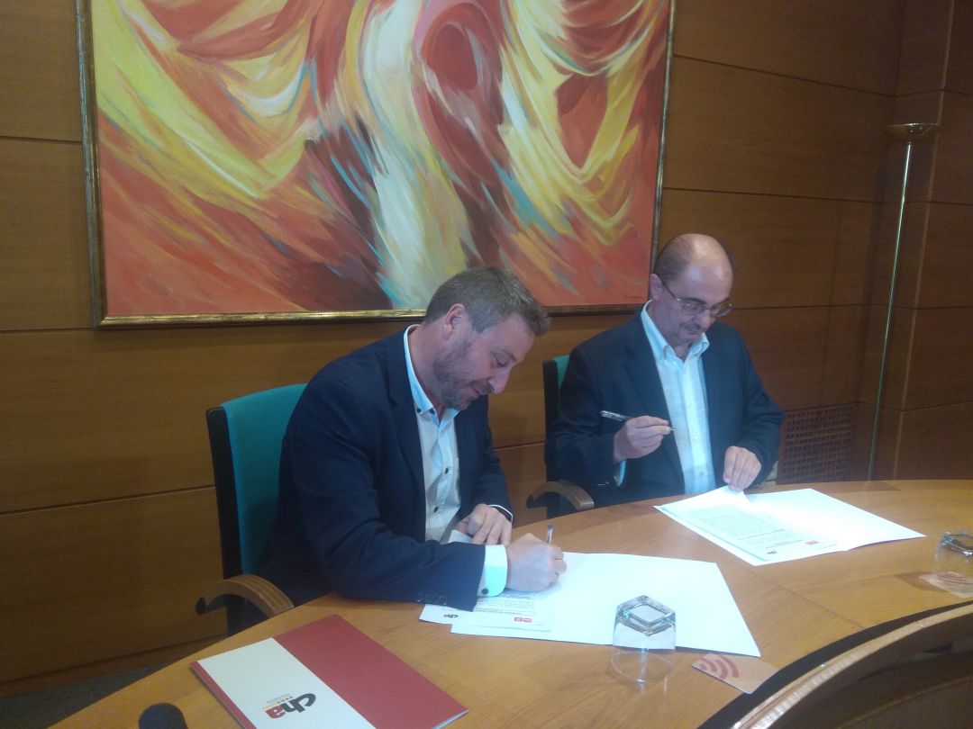 Jose Luis Soro, CHA, y Javier Lambán, PSOE, firman el acuerdo de investidura de de éste último como presidente del Gobierno de Aragón Jose Luis Soro, CHA, y Javier Lambán, PSOE, firman el acuerdo de investidura de de éste último como presidente del Gobierno de Aragón