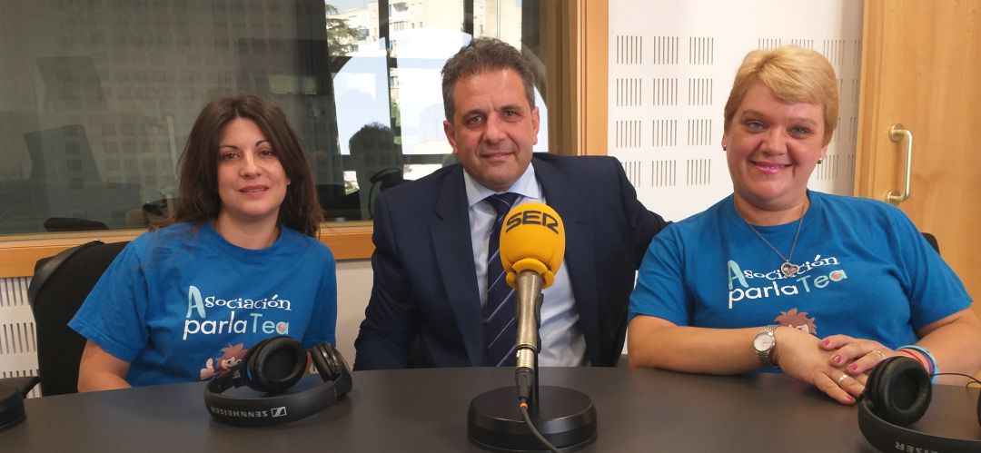 El alcalde de Parla, Ramón Jurado, junto con dos representantes de la asociación Parla TEA. El alcalde de Parla, Ramón Jurado, junto con dos representantes de la asociación Parla TEA.