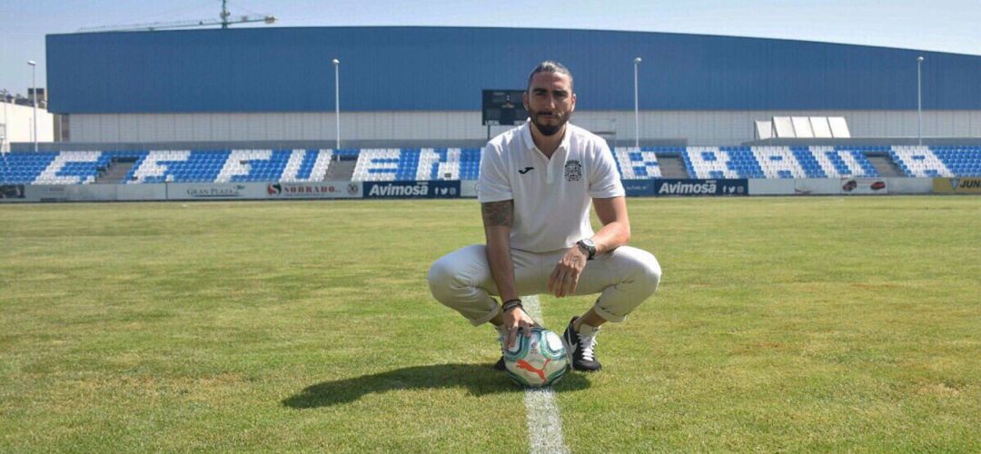 Chico Flores ya se ha vestido con el escudo fuenlabreño durante su presentación Chico Flores ya se ha vestido con el escudo fuenlabreño durante su presentación