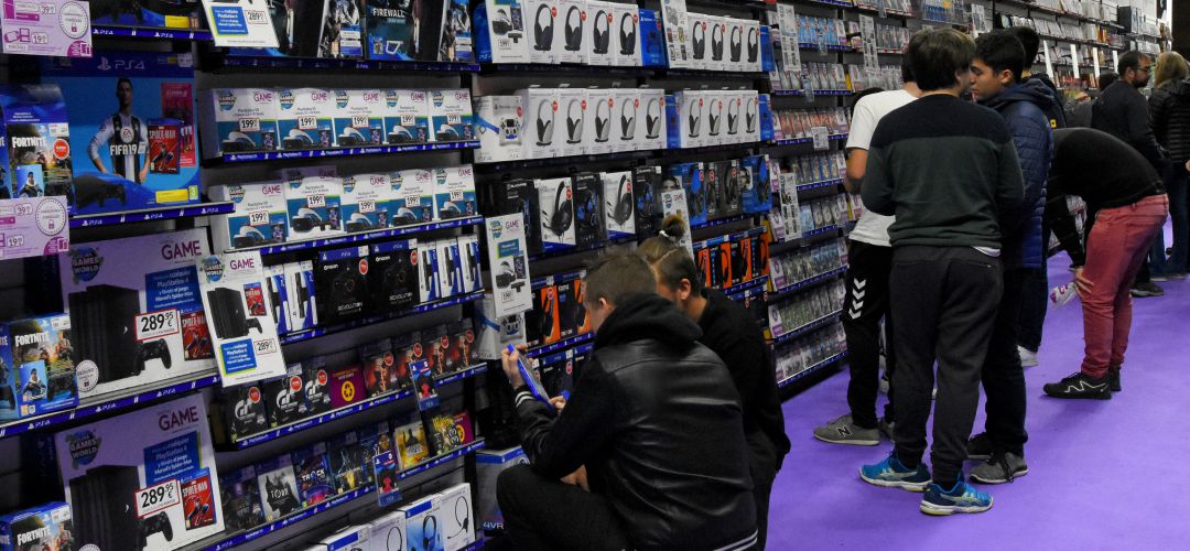 Clientes en una tienda de videojuegos Clientes en una tienda de videojuegos