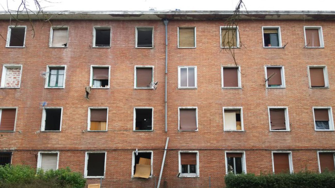 El Ayuntamiento de Vitoria se compromete a agilizar el derribo de las viviendas okupadas de Olárizu