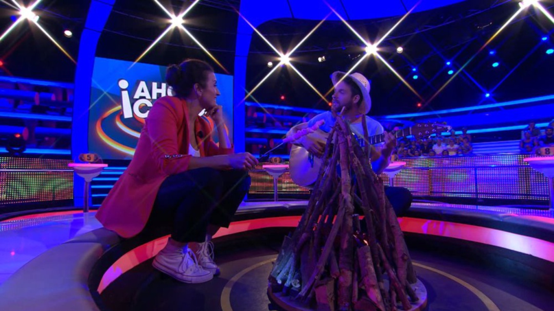 El azafato de '¡Ahora caigo!' sorprende cantando (muy bien) al inicio del programa