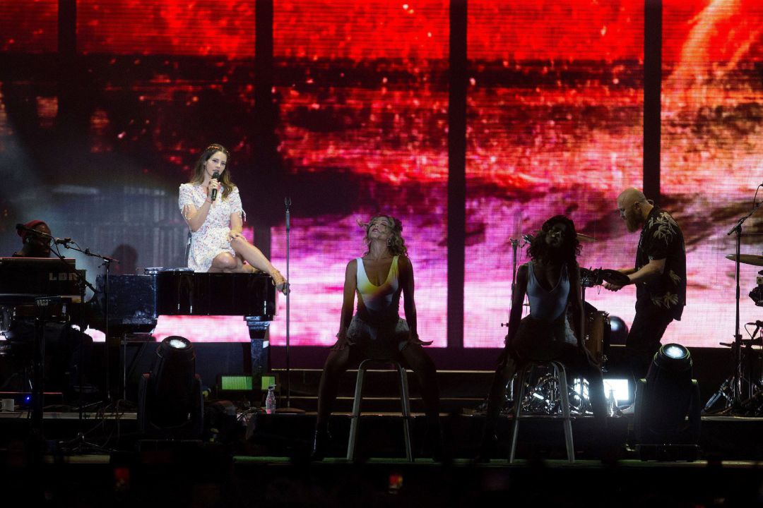 La estadounidense Lana del Rey durante su actuación en la segunda jornada del Festival Internacional de Benicàssim. La estadounidense Lana del Rey durante su actuación en la segunda jornada del Festival Internacional de Benicàssim.