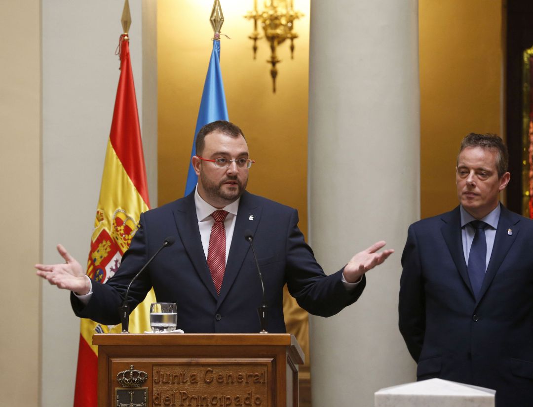 El Presidente, durante su discurso, escoltado por el Presidente de la Junta General del Principado, Marcelino Marcos El Presidente, durante su discurso, escoltado por el Presidente de la Junta General del Principado, Marcelino Marcos