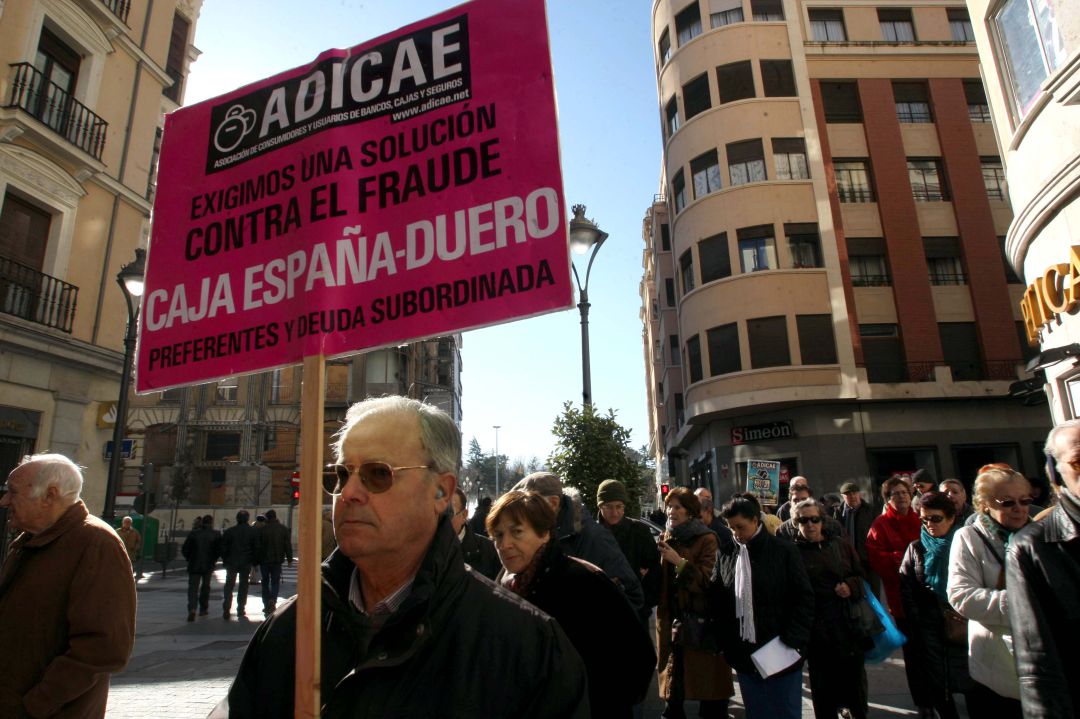 Concentración en defensa de los usuarios de banca convocada por Adicae en Valladolid Concentración en defensa de los usuarios de banca convocada por Adicae en Valladolid