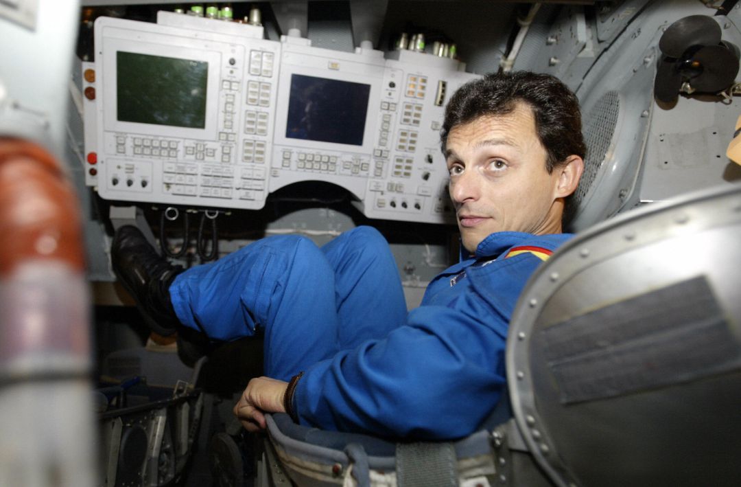 Pedro Duque en un vehículo espacial Pedro Duque en un vehículo espacial