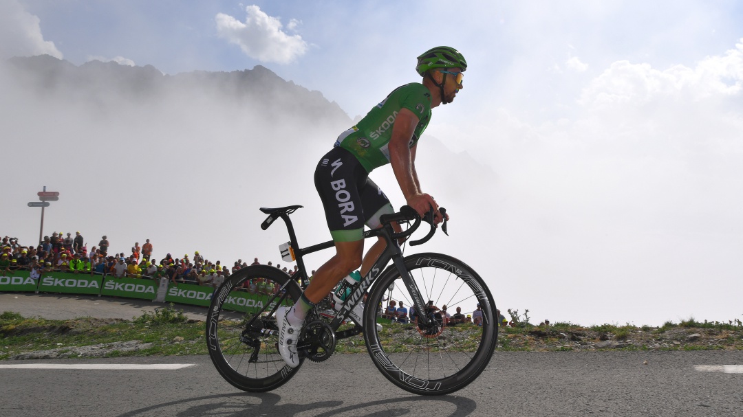 ¿Autografiar un libro en la ascensión del Tourmalet? ¡Peter Sagan lo hace posible!
