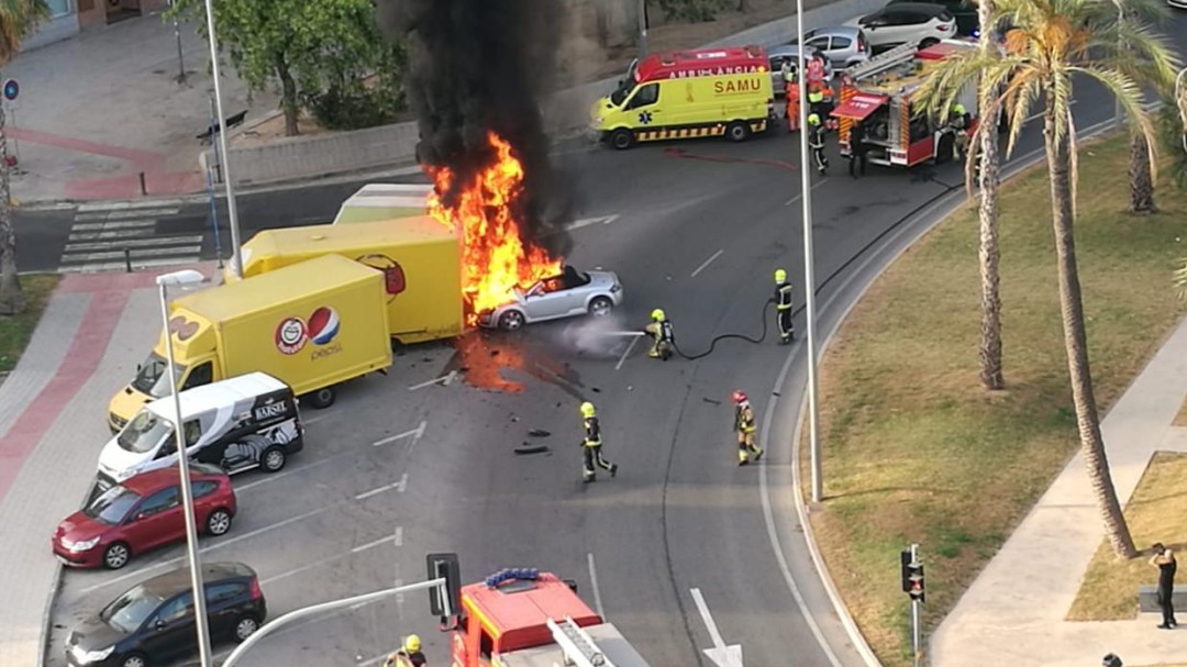 El conductor de un coche da positivo en alcohol tras chocarse contra un camión