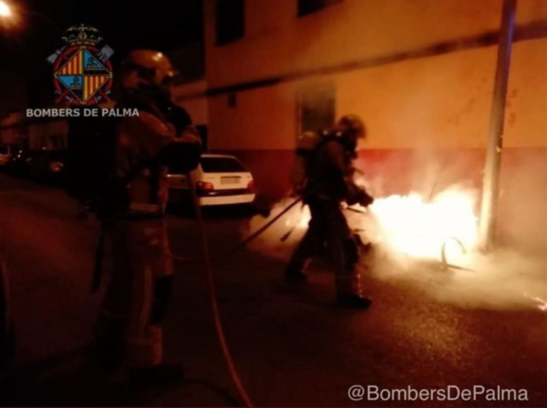 Evacuada a Vall d'Hebrón una mujer con quemaduras graves tras incendiarse su vivienda en el Polígono de Llevant Evacuada a Vall d'Hebrón una mujer con quemaduras graves tras incendiarse su vivienda en el Polígono de Llevant