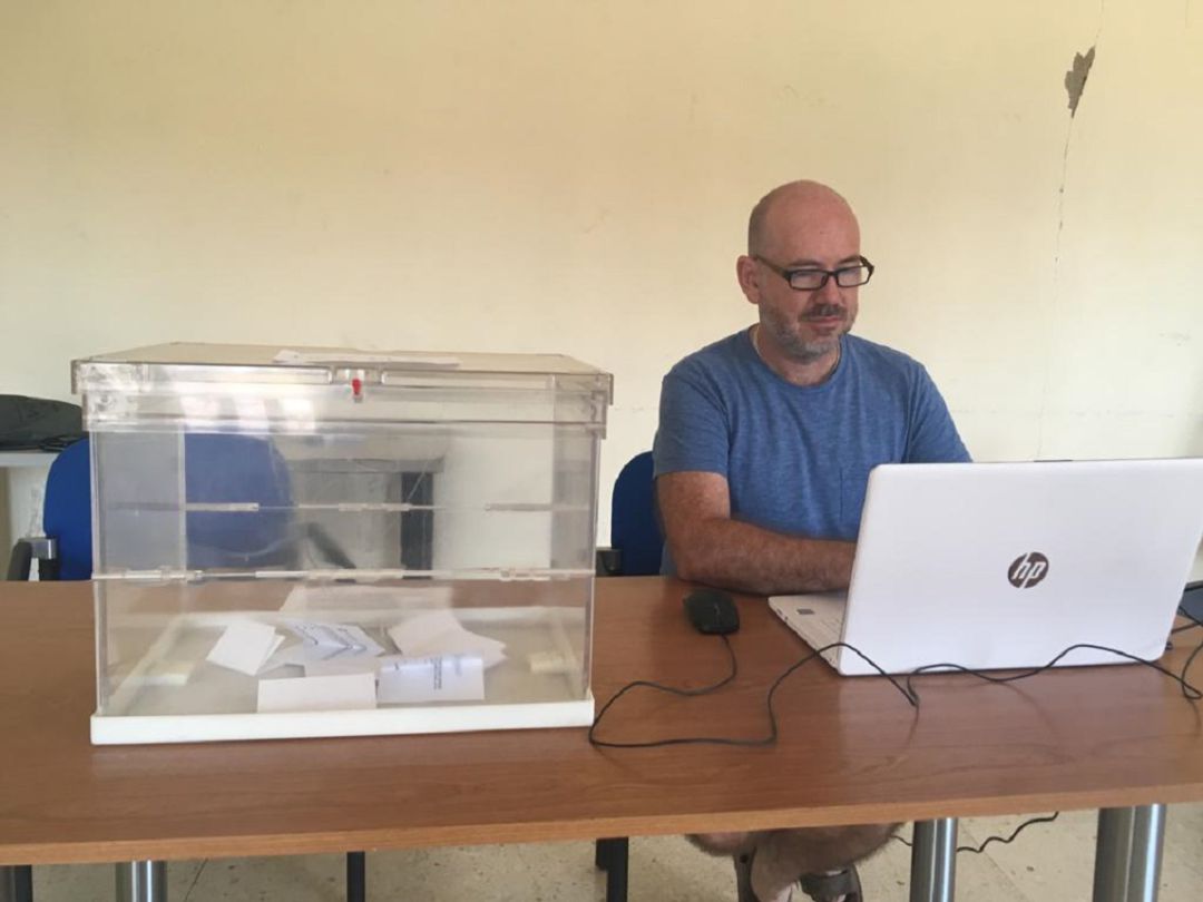 Urna para depositar los votos de la consulta ciudadana instalada en la pedanía muleña de Fuente Librilla Urna para depositar los votos de la consulta ciudadana instalada en la pedanía muleña de Fuente Librilla