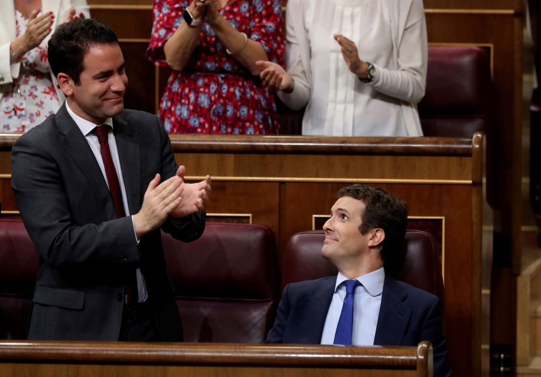 El secretario general del Partido Popular, Teodoro García Egea (i), aplaude a su presidente, Pablo Casado (d), tras su intervención en la primera jornada del debate de investidura que afronta el líder socialista y que puede desembocar en su elección como presidente del primer Ejecutivo de coalición en la reciente historia de España, si cuaja el acuerdo del PSOE con la coalición de izquierda Unidas Podemos (UP). El secretario general del Partido Popular, Teodoro García Egea (i), aplaude a su presidente, Pablo Casado (d), tras su intervención en la primera jornada del debate de investidura que afronta el líder socialista y que puede desembocar en su elección como presidente del primer Ejecutivo de coalición en la reciente historia de España, si cuaja el acuerdo del PSOE con la coalición de izquierda Unidas Podemos (UP).