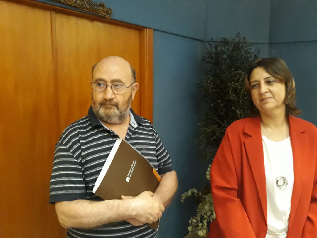 Vicente Carrasco (i), portavoz de la Comisión Cívica por la Recuperación de la Memoria Histórica, y la consellera de Participación, Transparencia, Cooperación y Calidad Democrática, Rosa Pérez Garijo (d) tras la reunión mantenida en la Casa de las Brujas. Vicente Carrasco (i), portavoz de la Comisión Cívica por la Recuperación de la Memoria Histórica, y la consellera de Participación, Transparencia, Cooperación y Calidad Democrática, Rosa Pérez Garijo (d) tras la reunión mantenida en la Casa de las Brujas.
