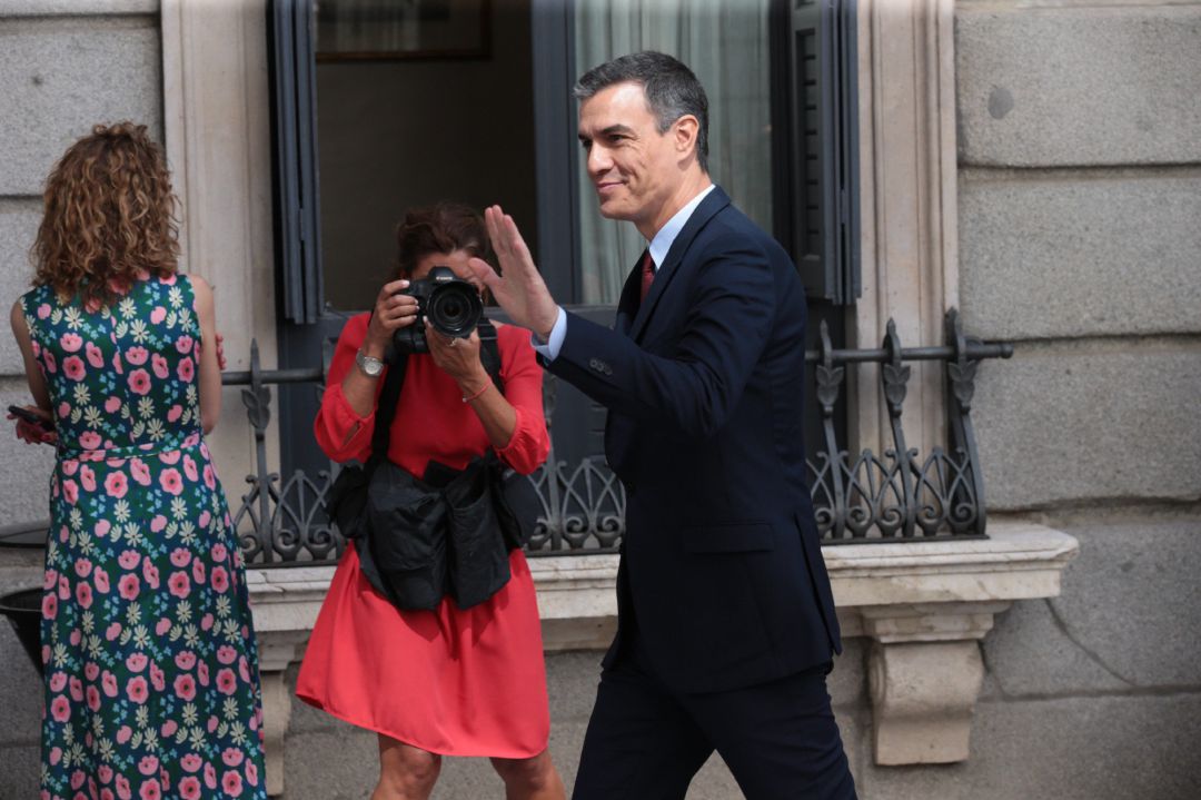 Sánchez saluda a su llegada al Congreso antes de pronunciar su discurso de investidura. Sánchez saluda a su llegada al Congreso antes de pronunciar su discurso de investidura.