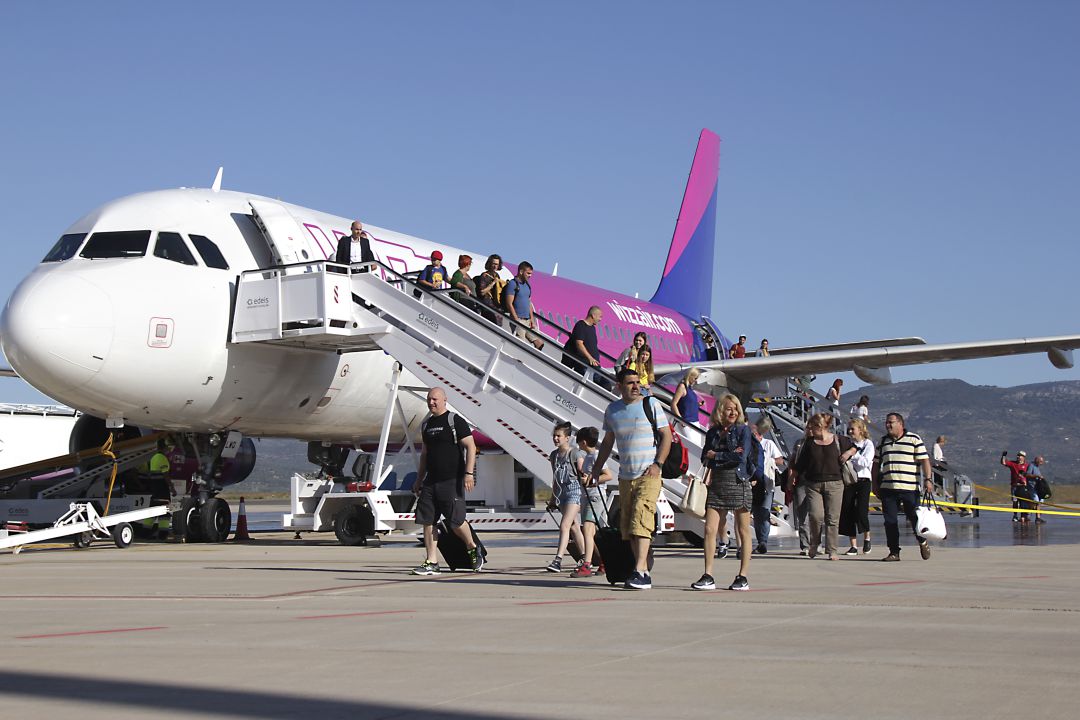 Un vuelo de Wizz Air en el aeropuerto de Castellón Un vuelo de Wizz Air en el aeropuerto de Castellón